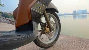 Vietnam Motorcycle Rentals: Yamaha Ultimo - front wheel