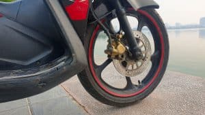 Vietnam Motorcycle Rentals: Yamaha Nouvo - front wheel