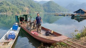 The captain ready to set off on the hoa binh lake