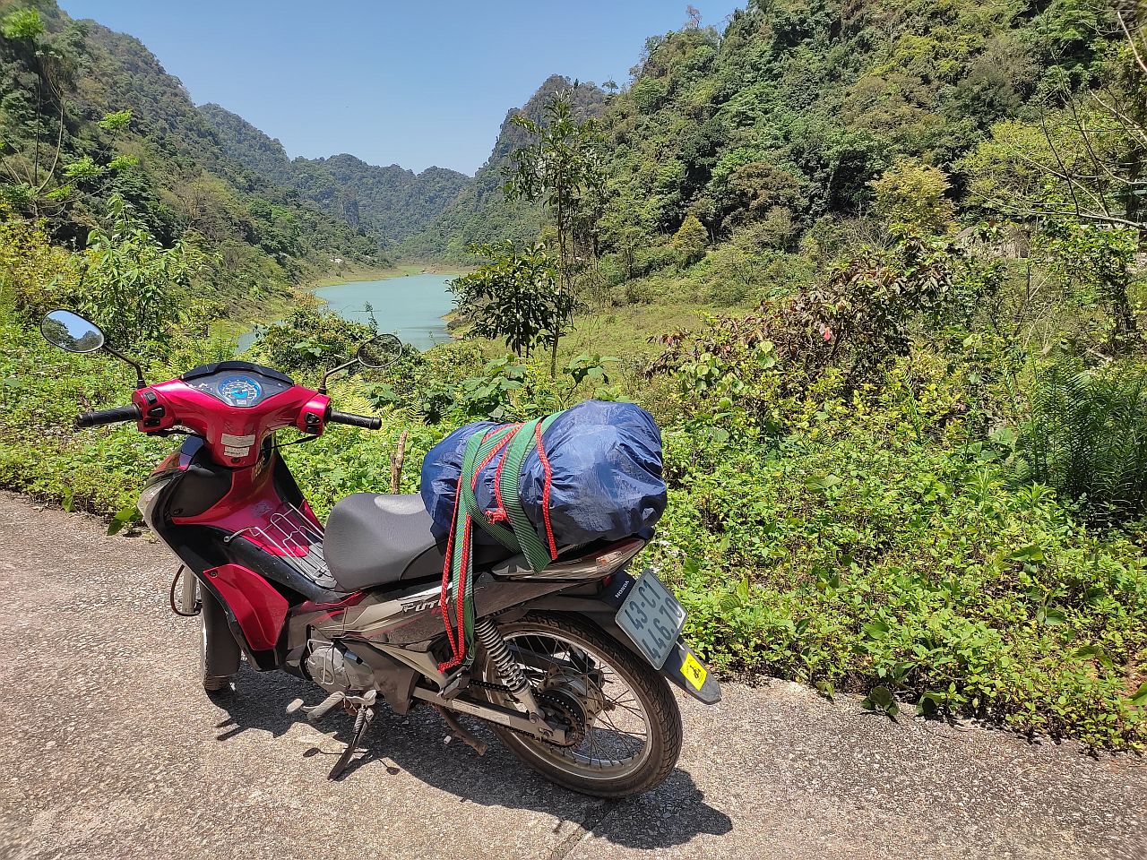 Honda Future in Xuan Truong, Cao Bang on a small path with a backpack on the back