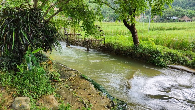 water wheels and stream in Pu Luong homestay