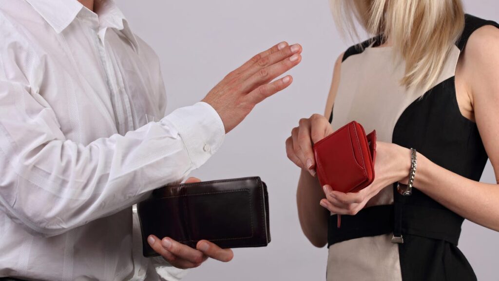 it is common to fight to pay the bill in vietnam