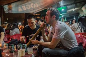 thuoc-lao-smoking-tobacco in a vietnamese bia hoi