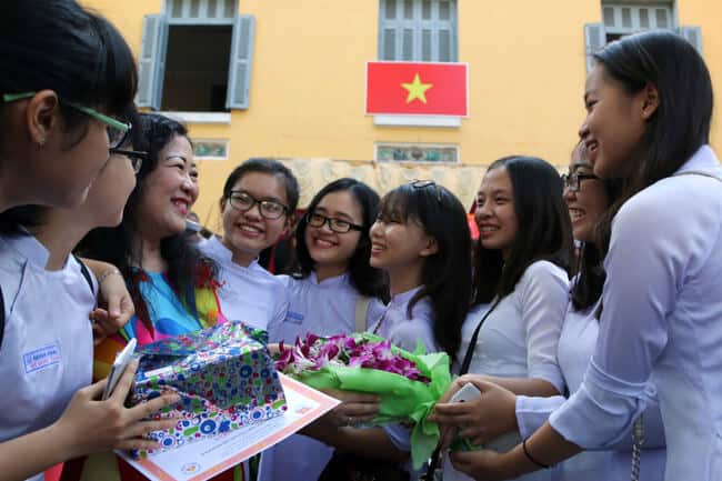 vietnamese teacher receiving gifts