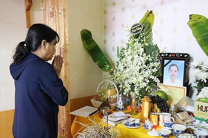 7. vietnamese praying at the family altar