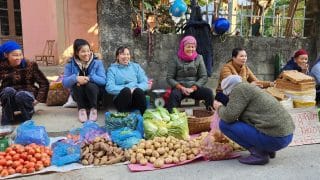 roadside traders in Quang Uyen