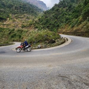 The beautiful sweeping corners of Khau Coc Tra Pass, in Xuan Truong, Cao Bang