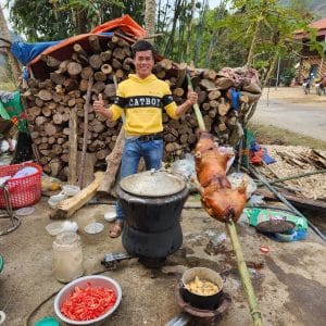 a vey happy dao chef with his roasted pig in huu lung