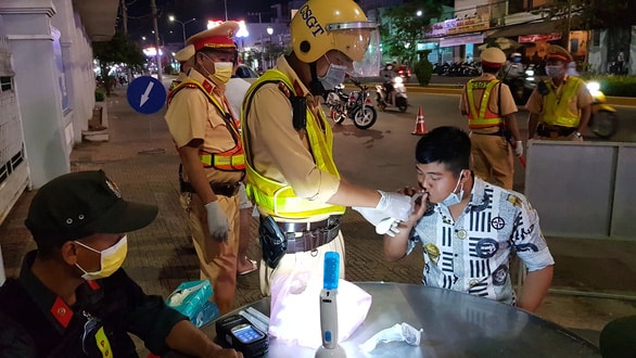 Vietnamese police testing drivers for blood alcohol levels
