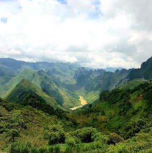 A beautiful view of the Nho Que River running through the mountains of Ha Giang
