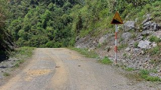 a steep road in Cao Bang on the way to Hong An