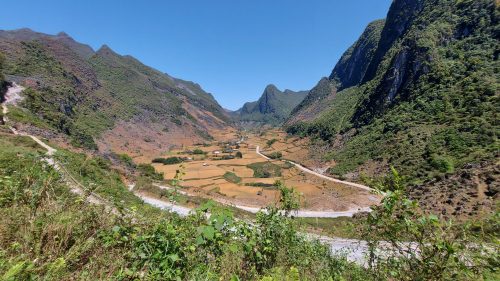 a steep winding pass down into the valley in xuan truong cao bang